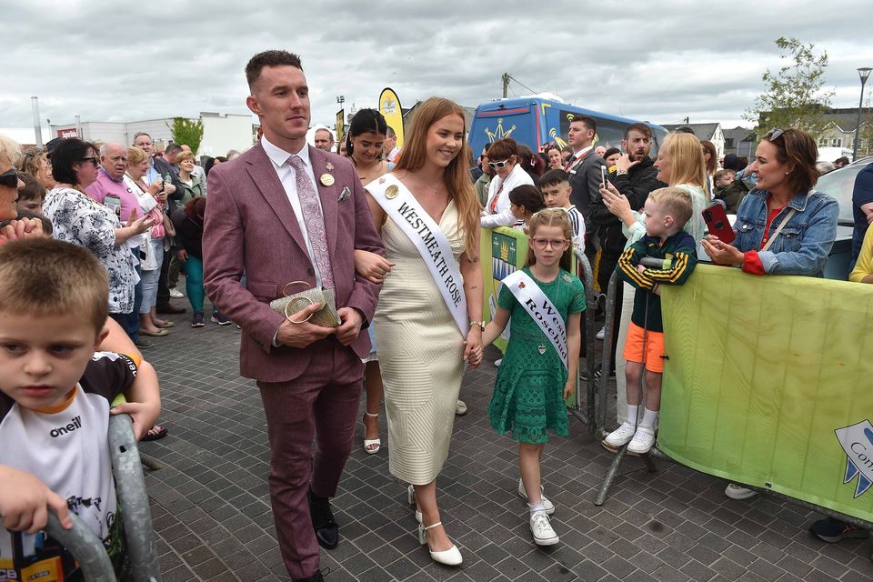 Paddy Peters acompañó a Westmeath Rose Grace O'Connor a la recepción cívica de Keys Island organizada por el Consejo del Condado de Kerry el viernes. Foto de Dominic Walsh.