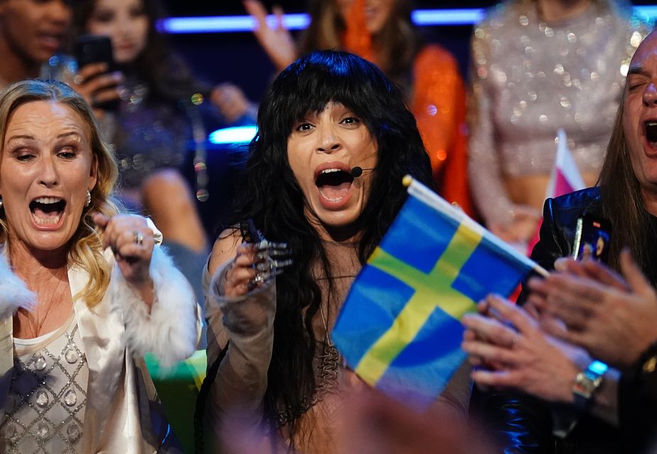 La participante sueca Lorraine celebra su victoria en el Festival de la Canción de Eurovisión en el M&S Bank Arena de Liverpool (Aaron Soun/PA).