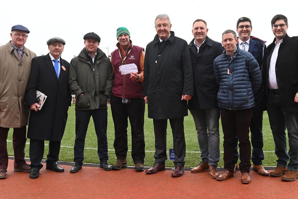 Listowel men pictured with local publican Eamon O'Carroll's ashes that were scattered at the final fence at Cheltenham (L-R) Con McCarthy, Spike Murphy, Berkie Browne, Pat Healy, Brian Quille, Noel Kennelly, Derek Galvin, Michael and Padraig Quille. Photo by Healy Racing.