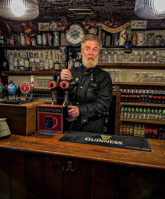 Glenn Hansard toma unas pintas en el pub Roches en Donadea, Naas, Co Kildare.  Foto: Página de Facebook de Roches Donatea