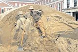 thumbnail: Daniel Doyle creating
his William Rowan
Hamilton sand
sculpture
