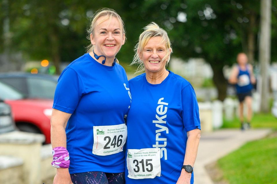 Denis Cullinane y Kay Birch de Cobh fotografiados en la línea de salida de la décima carrera anual de Stryker en Carrigtwohill.