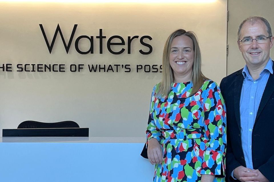 Leanne Davey, Directora Sénior, Desarrollo de Ensayos Clínicos y PMO, Waters Technologies Ireland Limited y Liam Hoare, Gerente General, Wexford, Waters Technologies Ireland Limited.