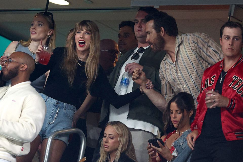 Taylor Swift parties with Joe Jonas' ex Sophie Turner while watching Travis  Kelce at Kansas City Chiefs game