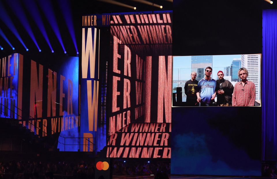 Fontaines DC fala via videomessage enquanto recebem o prêmio de grupo internacional do ano durante o Brit Awards