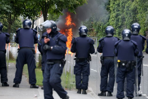 扇動者たちは「プロボス戦術」を使って警官を抗議現場から引き離す