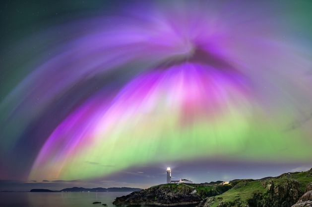 ブレイ岬の上の月の出とオーロラ: 星空観察カメラマンが素晴らしい技術を披露
