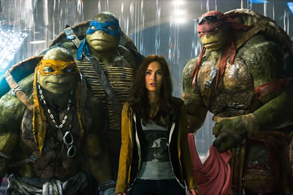 Megan Fox with the teenage ninja turtles