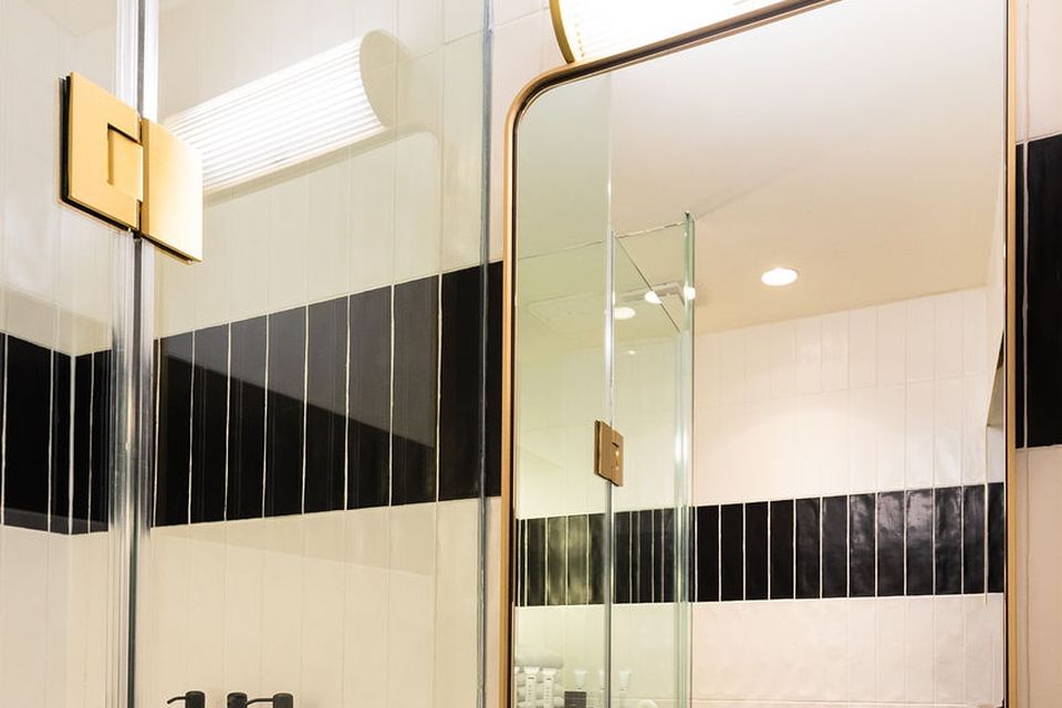 A monochrome ensuite bathroom at The Clarence