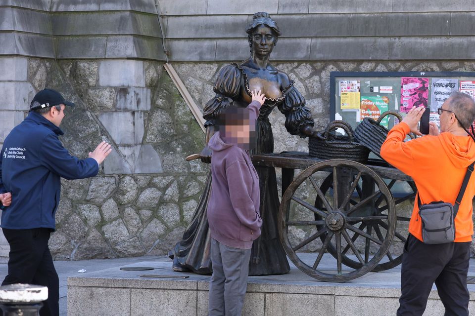 Dublin City council puts stewards at Molly Malone Statue. Photo: Stephen Collins/Collins Photos