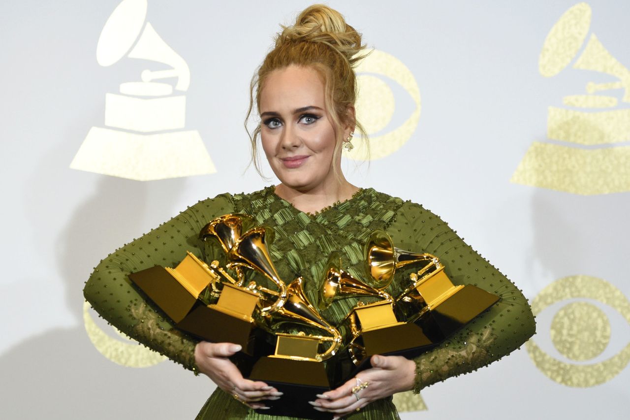 Adele hits back at critics over 'Shrek dress' | Irish Independent