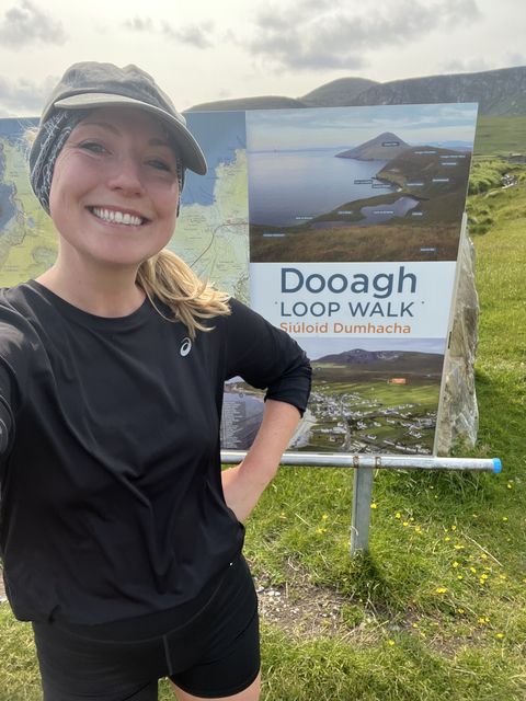 Aedín in Acaill, tá neart bealaí siúil ar an oileán ar fiú go mór tabhairt fúthu.