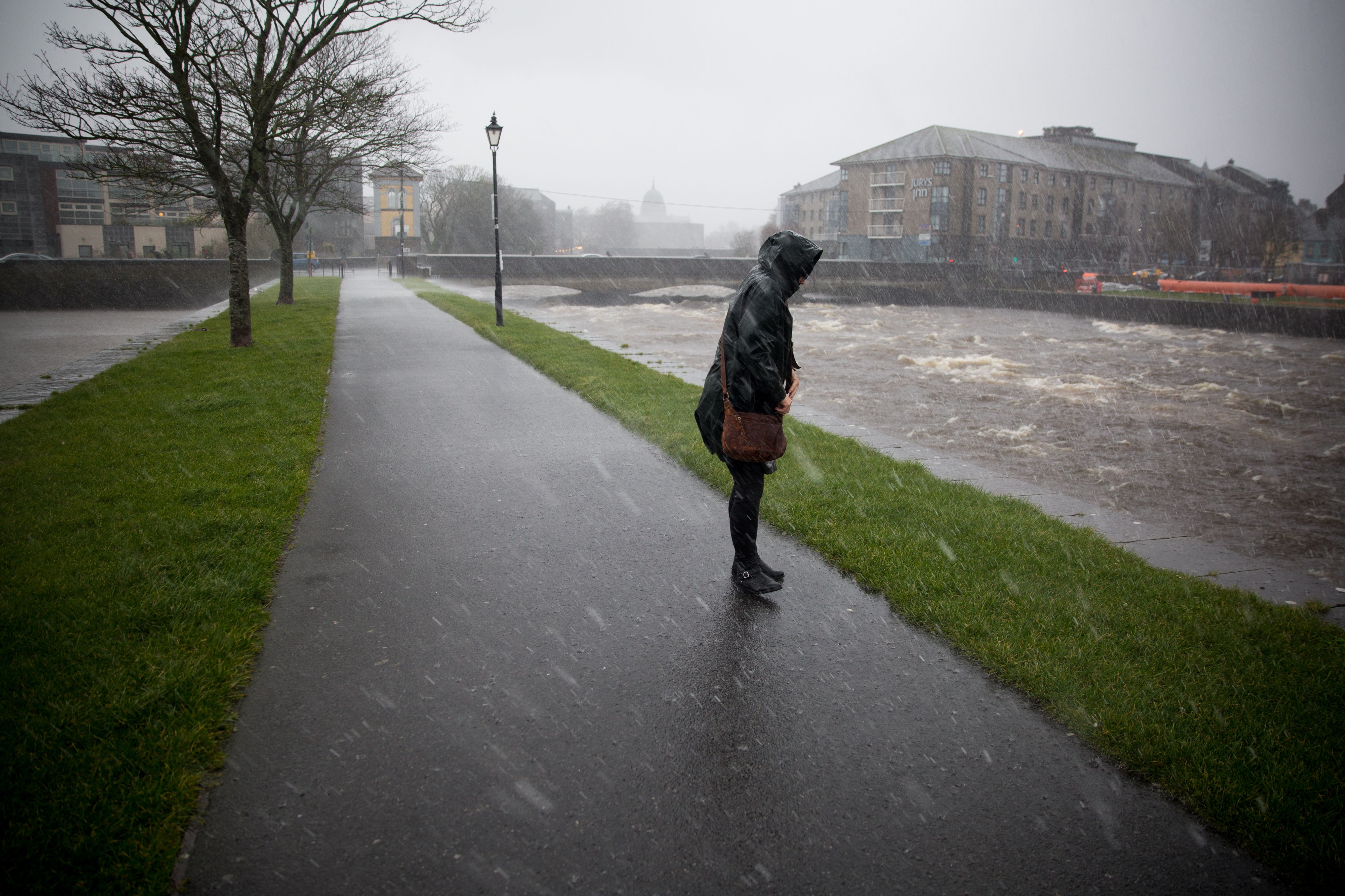 Погода в Ирландии: Статус Желтое предупреждение о дожде для трех округов, поскольку Met Éireann прогнозирует локальные наводнения