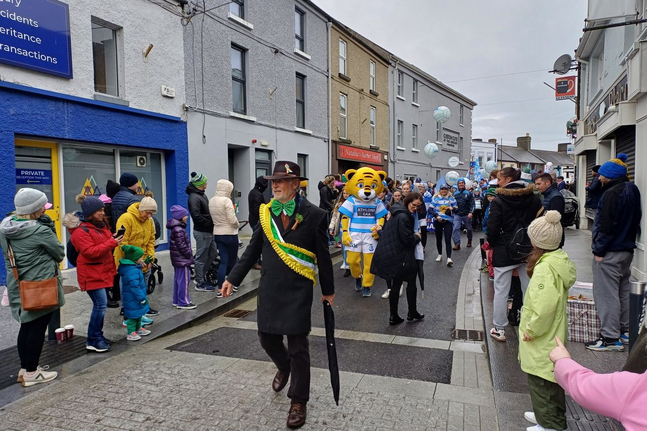 Westmeath crowds line streets of Athlone for spectacular Bank Holiday ...