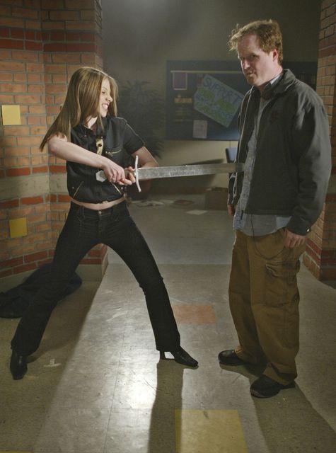 Michelle Trachtenberg, à esquerda, rindo no set com Buffy the Vampire Slayer Creator Joss Whedon (Damian Dovarganes/AP)