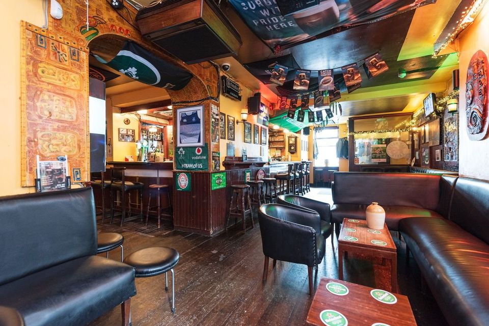Внутри находится общественный бар в традиционном стиле.  Изображение: Daft.ie