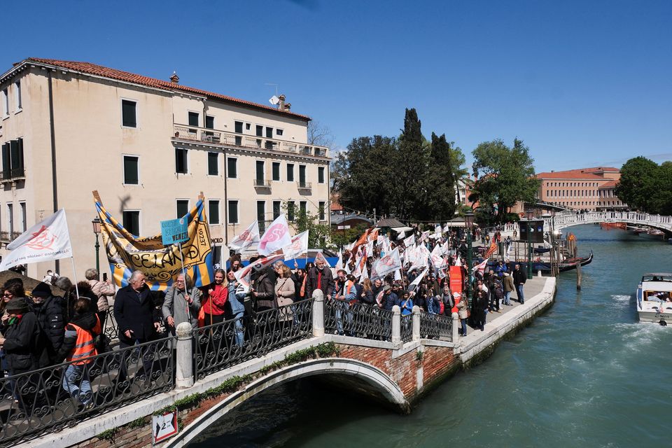 People protest against the introduction of the tourist fee to visit the city of Venice for day trippers in a move to preserve the lagoon city. REUTERS/Manuel Silvestri