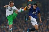thumbnail: Everton's Gareth Barry challenges VfL Wolfsburg's Maximilian Arnold. Photo credit: REUTERS/Andrew Yates