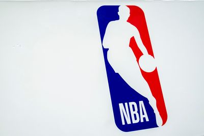 Comment la silhouette de la légende des Los Angeles Lakers Jerry West, décédé cette semaine, est devenue le logo de la NBA