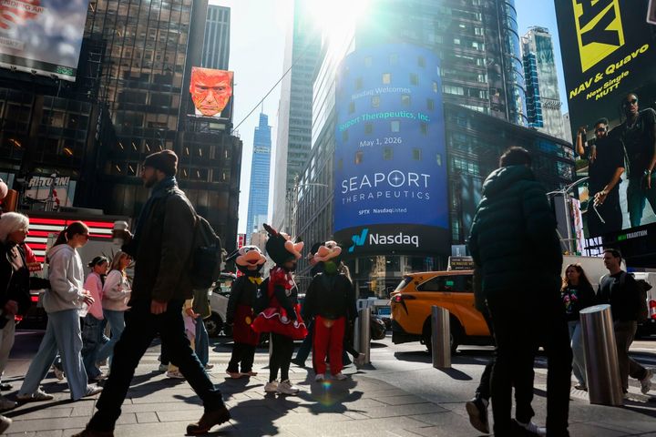 Stock markets resemble peak of dot-com bubble, warns Burry