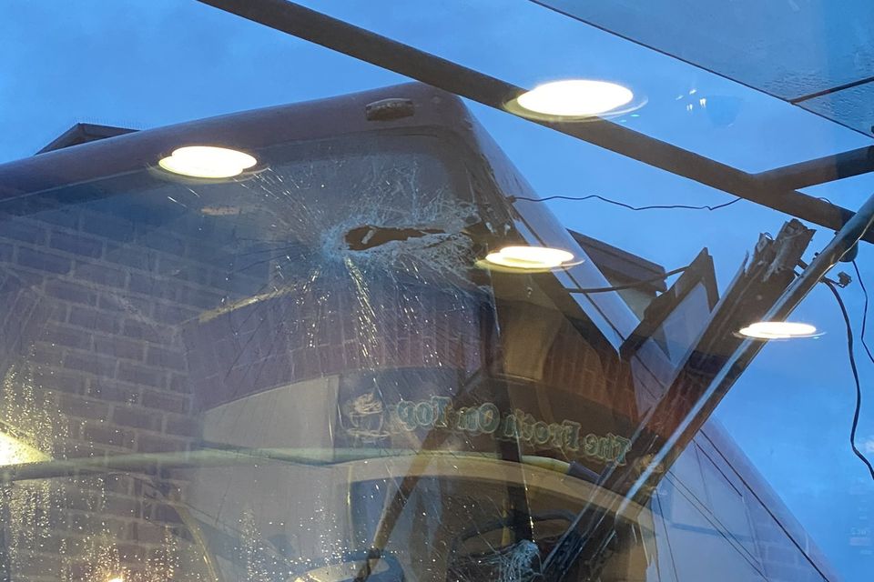 Jedward compartió una foto del autobús destrozado tras el accidente.