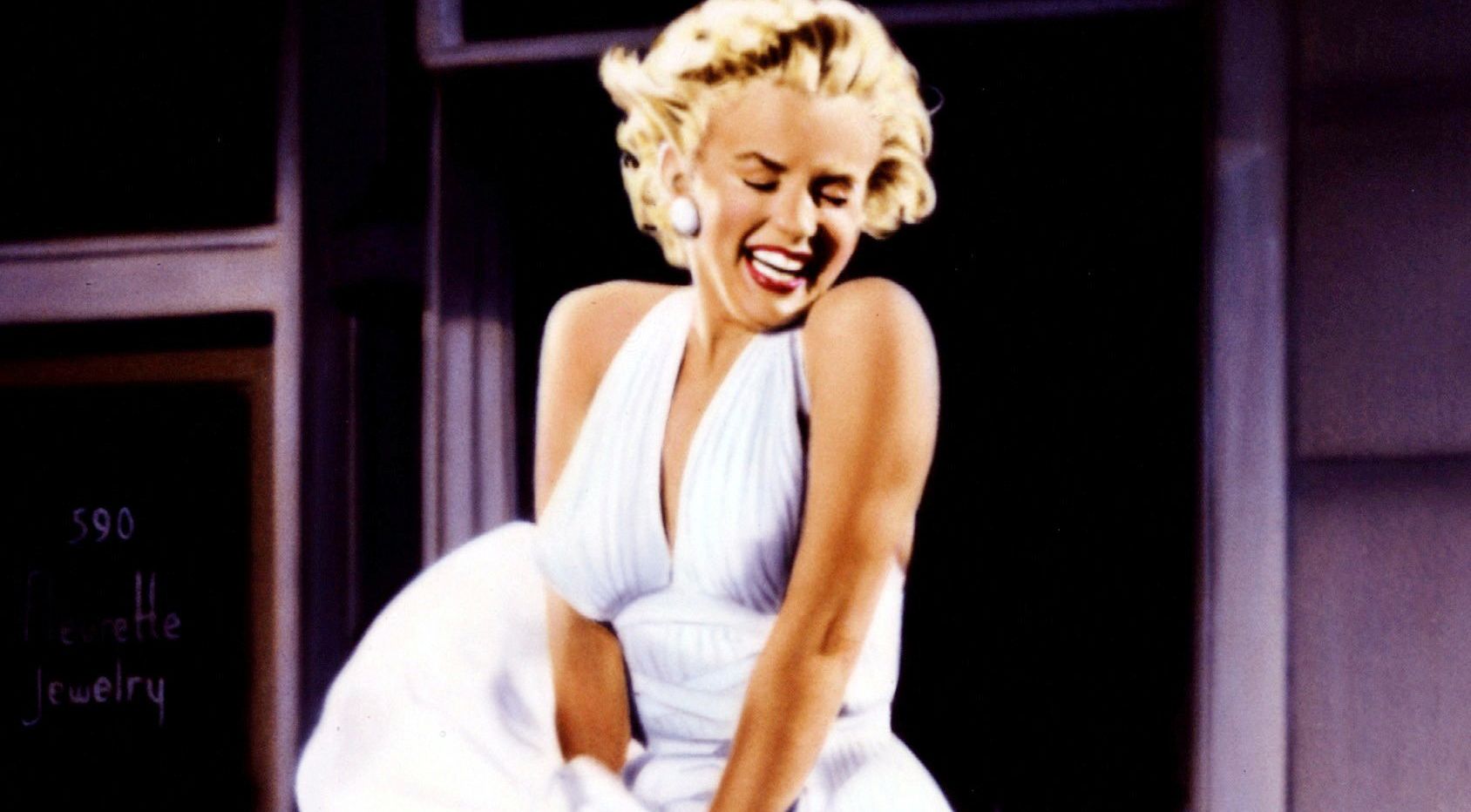 Iconic Marilyn Monroe dress fetches $4.8m at auction - BBC News