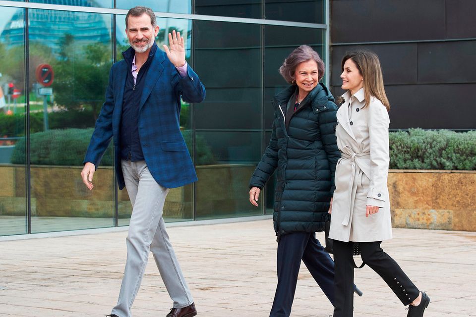 El rey Felipe VI de España (izquierda), la reina Letizia de España (derecha) y la reina Sofía (centro) visitan al rey Juan Carlos en el Hospital La Moraleja el 7 de abril de 2018 en Madrid, Madrid.  El rey Juan Carlos fue operado de su rodilla derecha para sustituir una antigua prótesis.  (Foto de Carlos Álvarez/Getty Images)