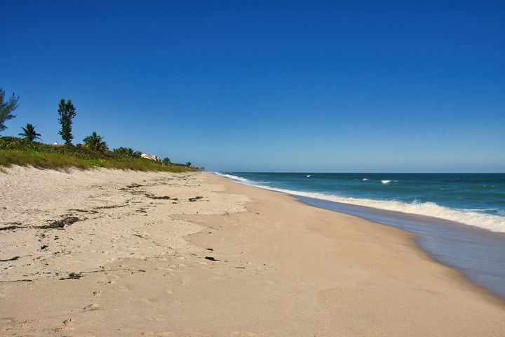Woman helps save double murder suspect drowning in ocean off Florida