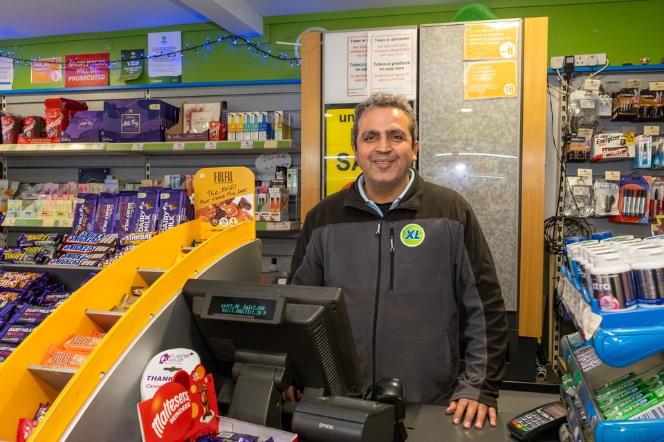 Krishan Dhingra chez le marchand de journaux D's XL à Main Street, Bray.  Photo : Lee Anderson.