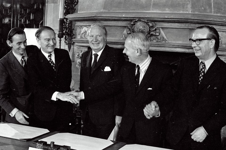 From left to right, Oliver Napier, leader of the Alliance Party of Northern Ireland, Taoiseach Liam Cosgrave, British prime minister Edward Heath, Brian Faulkner, leader of the Ulster Unionist Party, and Gerry Fitt, Leader of the Social Democratic and Labour Party.