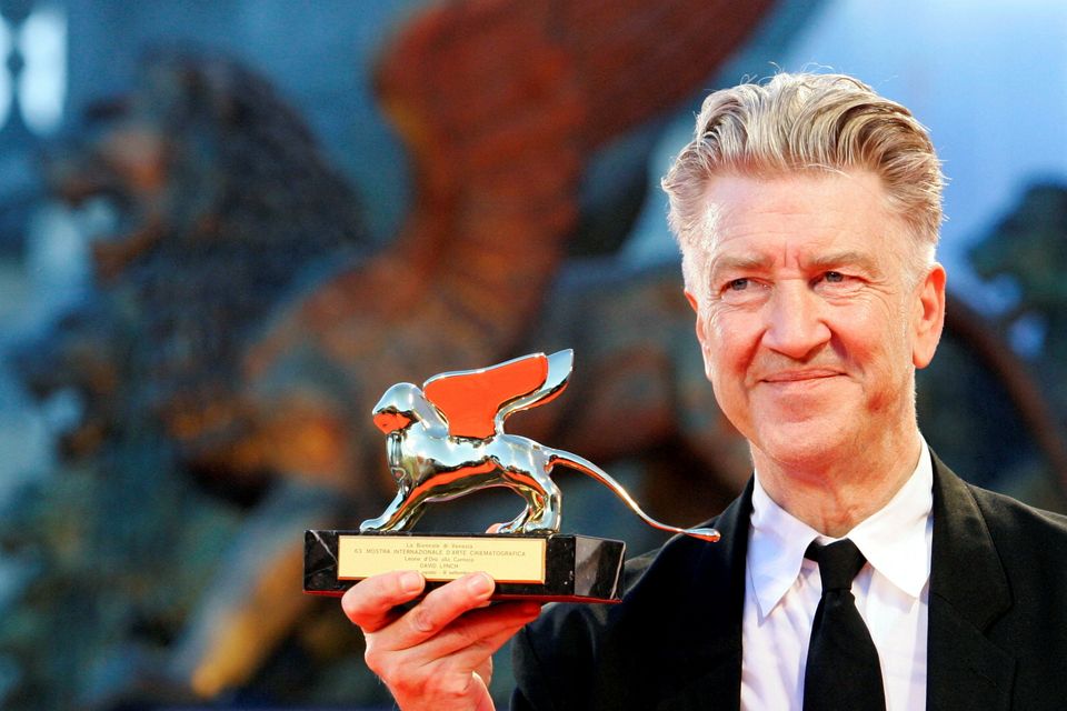 Director David Lynch poses with the Golden Lion award for lifetime achievement at the Venice Film Festival September 6, 2006.  REUTERS/Fabrizio Bensch/File Photo