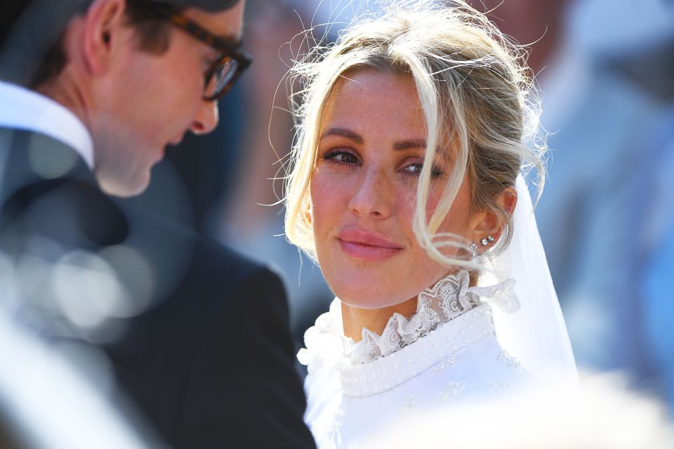 Ellie Goulding y Caspar Jopling abandonan la Catedral de York después de su boda en 2019 (James Hardesty/PA)