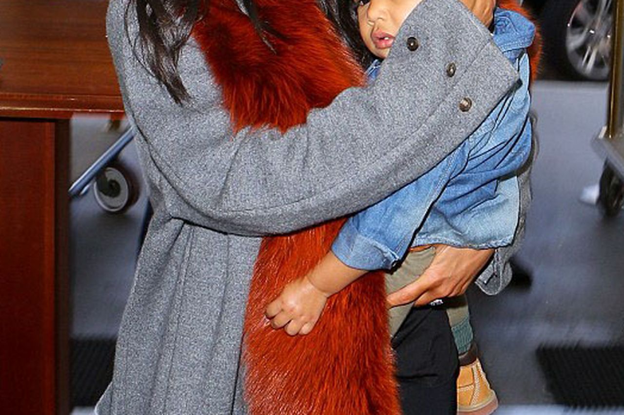 Kim Bauer Sex Porn - Kim Kardashian gets protective of daughter North West at LAX |  Independent.ie
