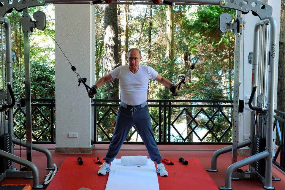 Russian President Vladimir Putin exercises in a gym at the Bocharov Ruchei state residence in Sochi, Russia, August 30, 2015.  REUTERS/Michael Klimentyev/RIA Novosti/Kremlin   ATTENTION EDITORS - THIS IMAGE HAS BEEN SUPPLIED BY A THIRD PARTY. IT IS DISTRIBUTED, EXACTLY AS RECEIVED BY REUTERS, AS A SERVICE TO CLIENTS.      TPX IMAGES OF THE DAY