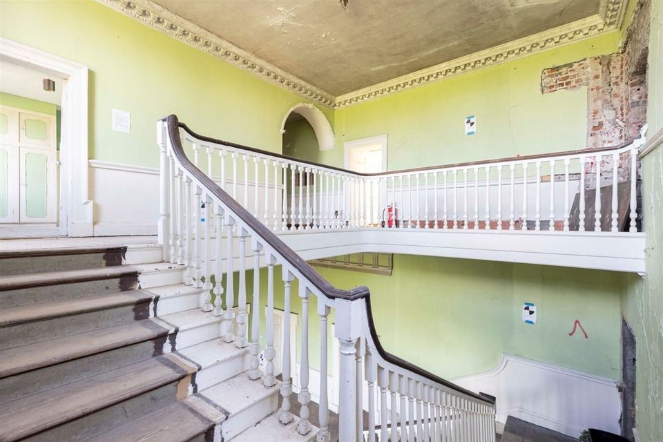The sweeping staircase is ripe for grand entrances!