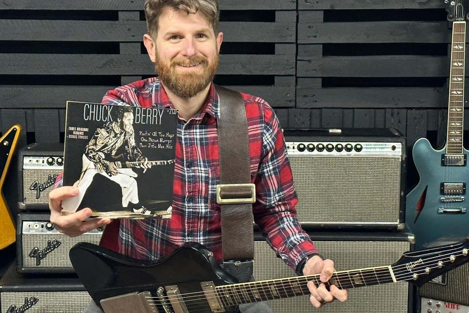 Gibson guitar used by Chuck Berry at Wembley could fetch 20 000