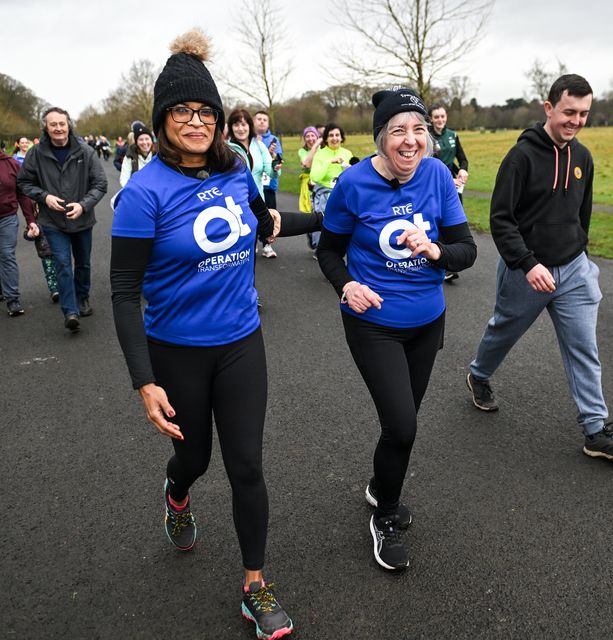 Anne Cushion y la Dra. Sumi Dunne durante la carrera anual de 5 km en Phoenix Park en Dublín.  Foto: David Fitzgerald/SportsFile