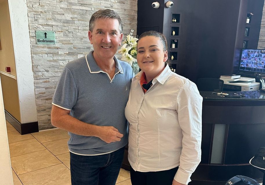 Daniel O'Donnell cùng nhân viên Sophie Dooley tại The Farmer's Kitchen ở Wexford.
