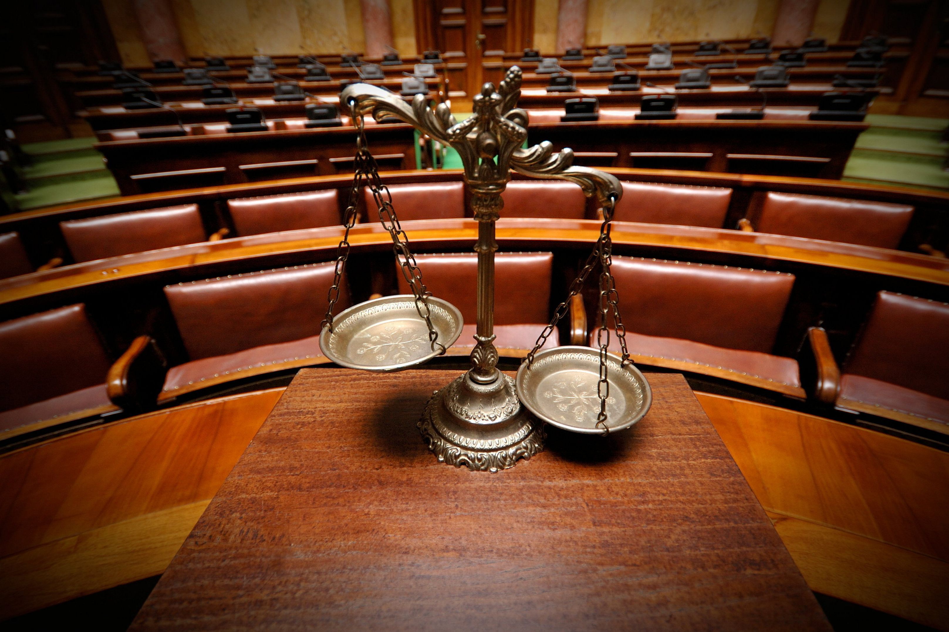 Судебный процесс конституционного суда. Зал суда. Стол судьи. Фото суда. Судебное заседание.