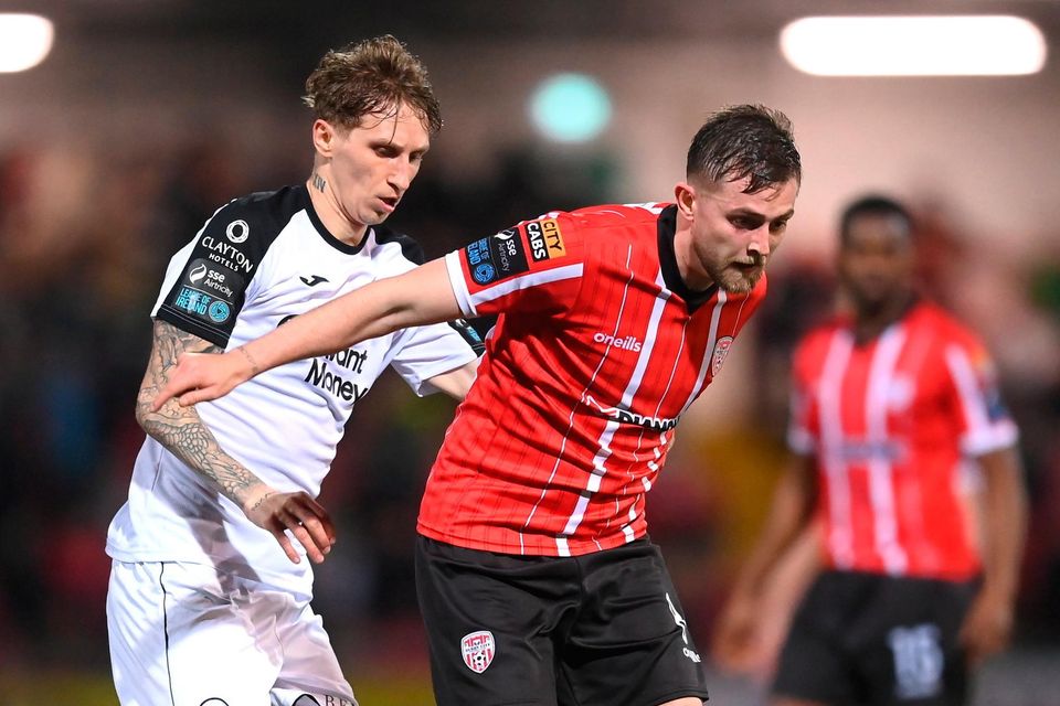 17 March 2023; Will Patching of Derry City in action against Bogdan Vastsuk of Sligo Rovers during the SSE Airtricity Men's Premier Division match at The Ryan McBride Brandywell Stadium in Derry. Photo by Stephen McCarthy/Sportsfile