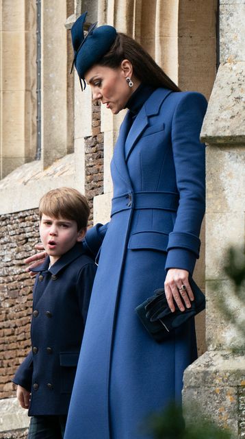 El Príncipe Luis y la Princesa de Gales se van después de asistir a un servicio religioso matutino el día de Navidad en la Iglesia de Santa María Magdalena en Sandringham, Norfolk (Joe Giddens/PA)