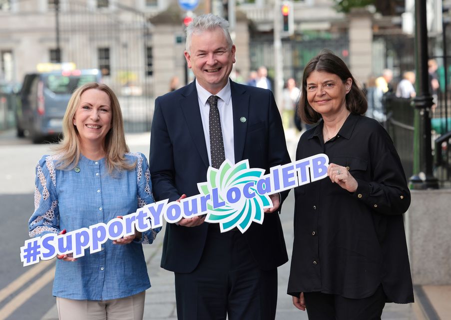 Louise Hassan (derecha) con Anne McHugh, presidenta del Foro de CEO de ETBI, y Paddy Lavelle, secretario general de ETBI