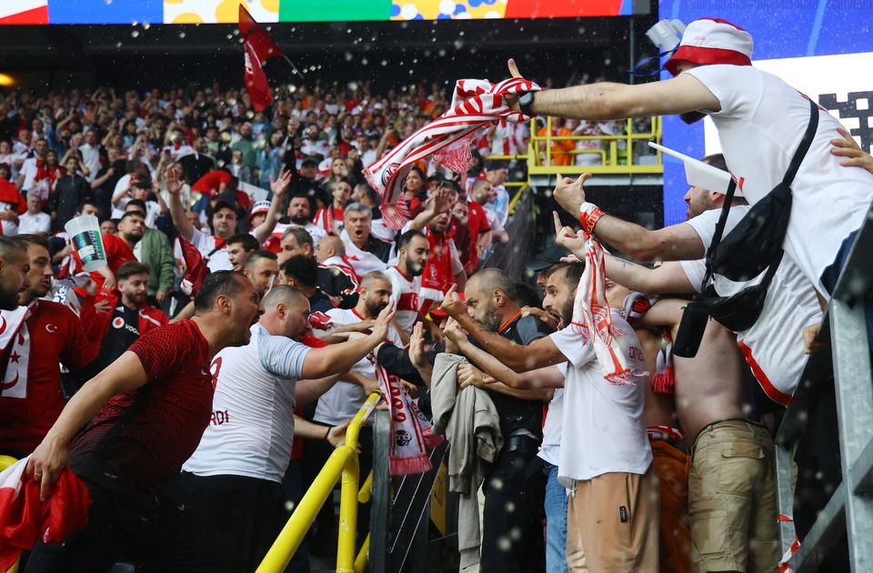 Los aficionados de Turquía y Georgia se enfrentaron antes del partido en Dortmund.