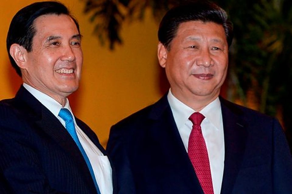 Chinese President Xi Jinping (R) shakes hands with Taiwan President Ma Ying-jeou before a meeting at Shangrila hotel in Singapore on November 7, 2015
