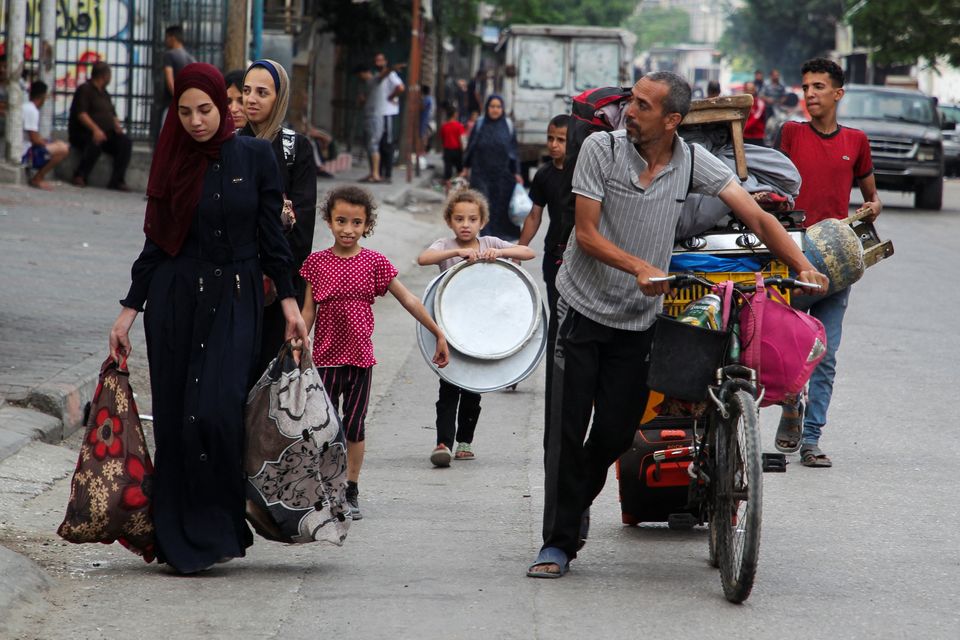 Palestinians travel on foot along with their belongings as they flee Rafah due to an Israeli military operation in Rafah, southern Gaza Strip, May 28, 2024. REUTERS/Hatem Khaled