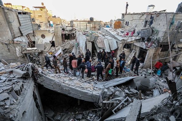 Los ciudadanos inspeccionan ayer los daños causados ​​a sus hogares después de los ataques aéreos israelíes nocturnos en Rafah, Gaza, donde se refugian 1,4 millones de palestinos desplazados internos.  Fotografía: Ahmed Hasaballah
