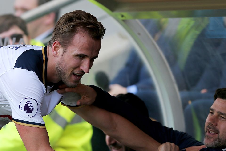 Harry Kane of Tottenham Hotspur and Mauricio Pochettino, Manager of Tottenham Hotspur speak during the Premier League match between Hull City and Tottenham Hotspur at the KC Stadium on May 21, 2017 in Hull, England.  (Photo by Nigel Roddis/Getty Images)