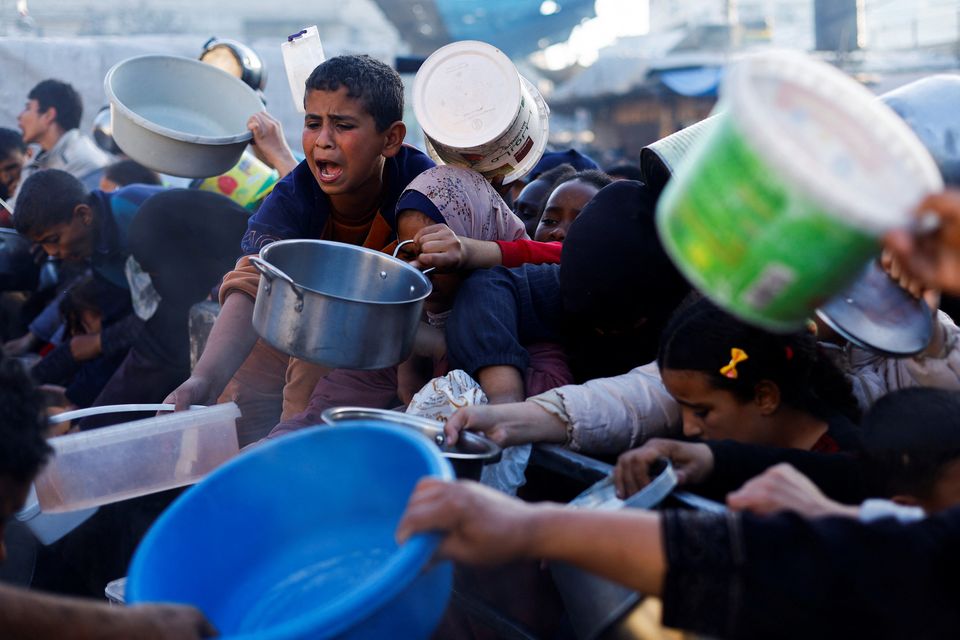 Palestinian children wait to receive food during the Muslim holy fasting month of Ramadan in the southern Gaza Strip. Photo: REUTERS/Mohammed Salem.