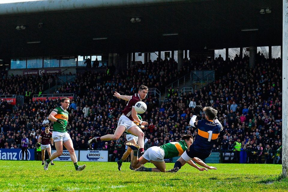 Galway's Johnny Heaney has a shot on goal saved by Tom O’Sullivan and Kerry goalkeeper Shane Murphy. Photo: Sportsfile