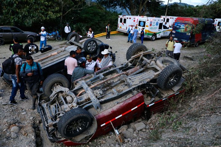 Bomb attack kills 13 on Colombia highway
